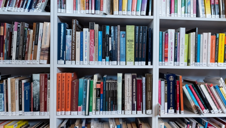 Biblioteczna półka z książkami
