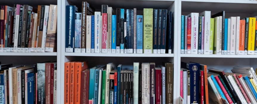 Biblioteczna półka z książkami