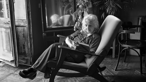 Starsza kobieta czytająca książkę