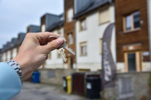 klucze do domu trzymane przez blokiem mieszkalnym