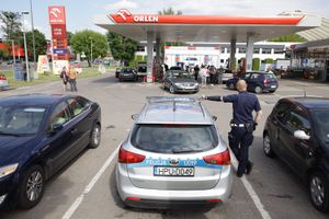 policja obserwująca tankowanie na stacji orlenu