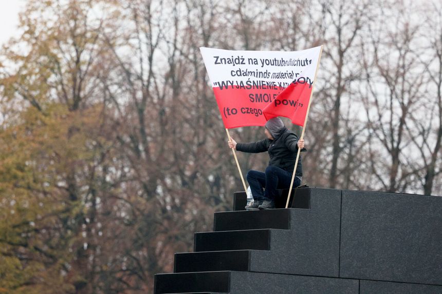 Wszedł na pomnik smoleński