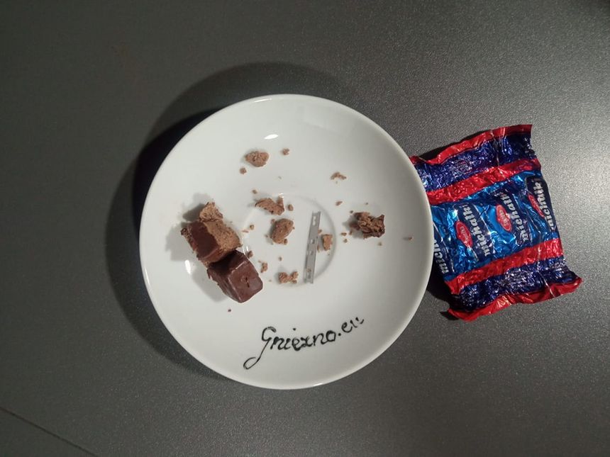 Szpilki i gwoździe w cukierkach dla dzieci