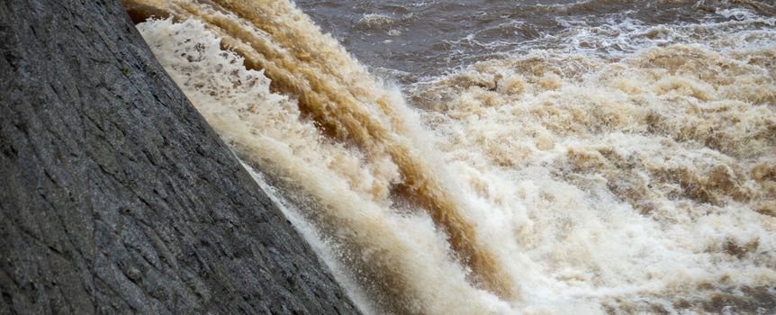 Kanał z wodą podczas powodzi 