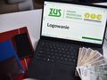 komputer ze stroną logowania ZUS PUE i pieniądze