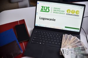 komputer ze stroną logowania ZUS PUE i pieniądze