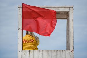 Czerwona flaga na kąpielisku