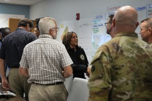Kamala Harris w sztabie nagłego reagowania