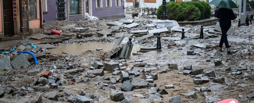 zniszczone powodzą stare miasto w Kłodzku