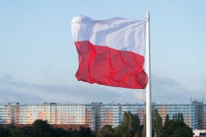 polska flaga na tle bloku mieszkalnego