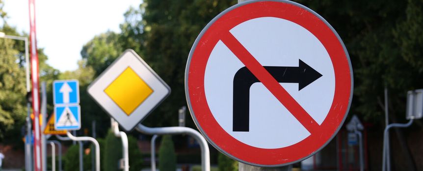 Znaki drogowe na polskich drogach