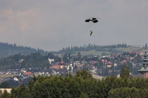 spadochroniarz nad Nowym Targiem, zdj. ilustracyjne