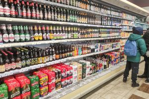 półka z alkoholami w sklepie