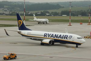samolot Ryanair na lotnisku w Krakowie