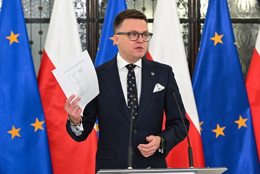 Szymon Hołownia podczas konferencji prasowej
