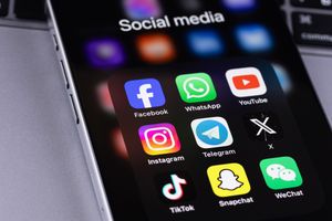Aplikacje mobilne w telefonie mogą wyłudzać hasła i pieniądze