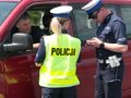 Policja wypisuje mandat kierowcy 