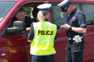 Policja wypisuje mandat kierowcy 