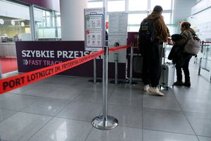 pasażerowie na lotnisku Chopina