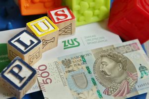 500 zł, logo ZUS i napis "plus" z klocków