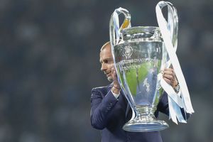 Aleksander Ceferin z Pucharem UEFA