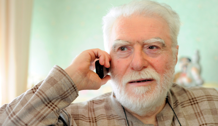 starszy mężczyzna odbiera telefon 