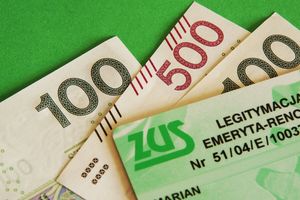 legitymacja emeryta i banknoty