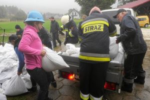akcja umacniania wałów workami z piaskiem