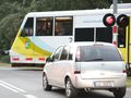 Samochód na przejeździe kolejowym 