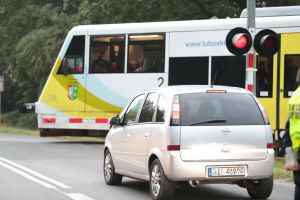 Samochód na przejeździe kolejowym 