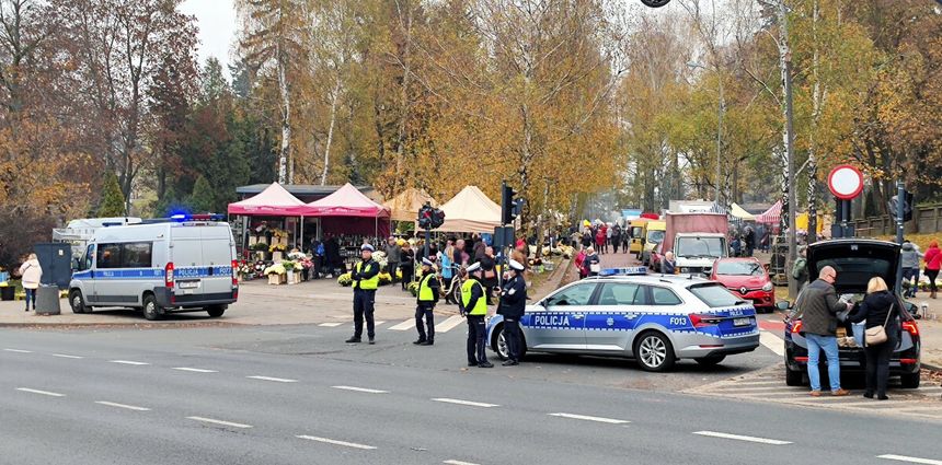 Patrol policji przy cmentarzu