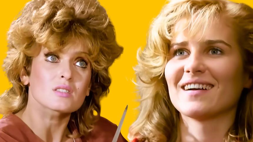 Dwie kobiety z falującymi włosami na żółtym tle, jedna z uśmiechem, druga z zaskoczeniem.