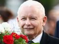 Jarosław Kaczyński uśmiecha się