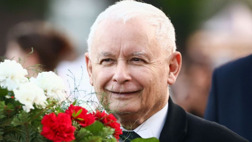 Jarosław Kaczyński uśmiecha się
