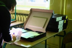 nauczycielka sprawdzająca laptopa Dell dla ucznia
