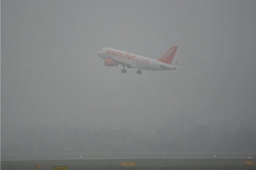 mgła nad Krakowem, samolot Easy Jet