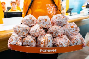 Burgery w restauracji Popeyes