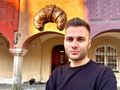 Marcin Mieszała na tle rogala