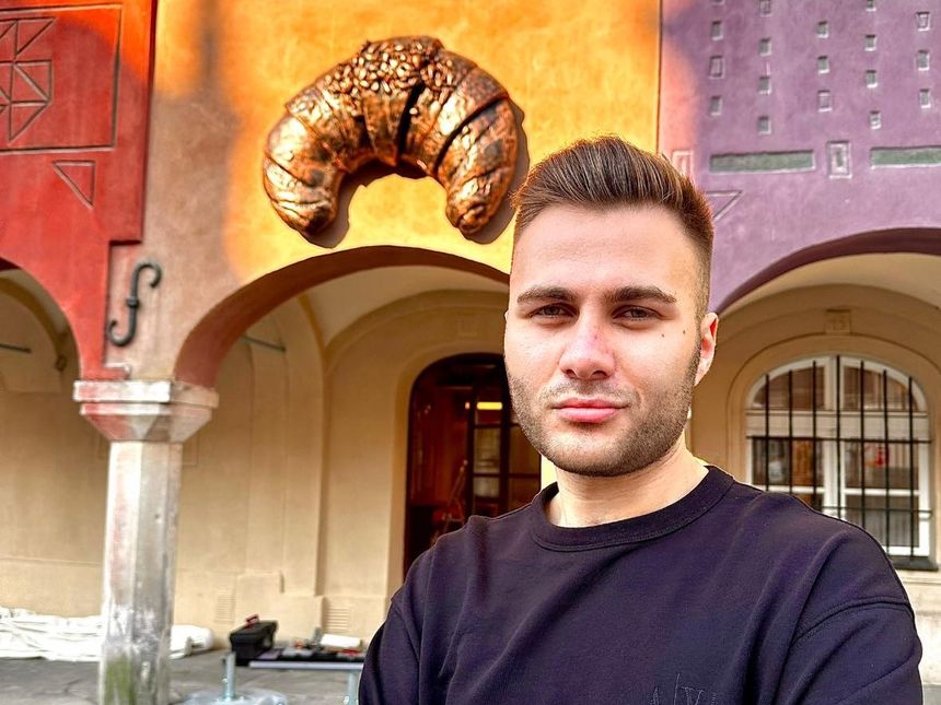 Marcin Mieszała na tle rogala