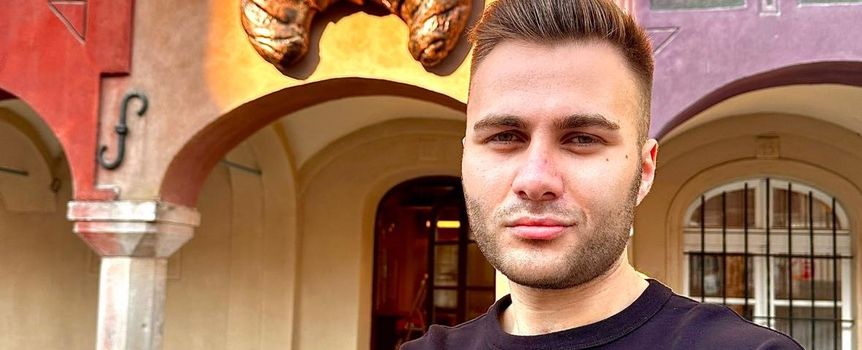 Marcin Mieszała na tle rogala