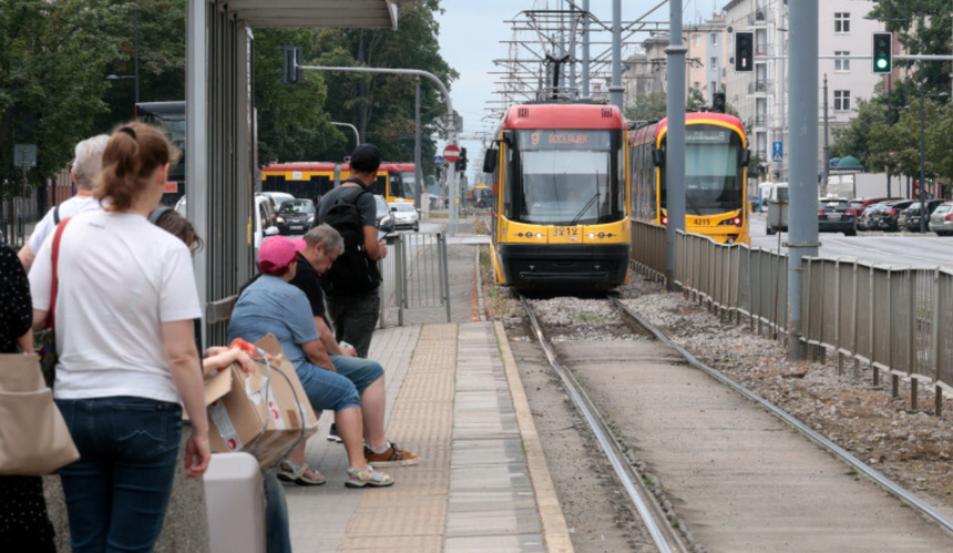 Mieszkańcy Warszawy na przystanku tramwajowym