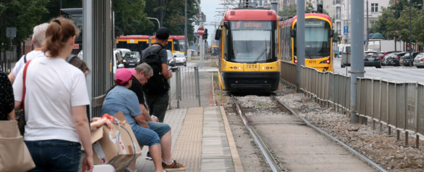 Mieszkańcy Warszawy na przystanku tramwajowym