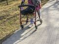Osoba poruszająca się za pomocą sprzętu rehabilitacyjnego