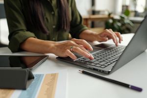 Pracowniczka pracuje na laptopie