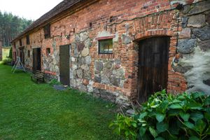 Stodoła, w której przetrzymywana była 30-latka