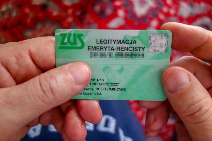 legitymacja emeryta w rękach seniora
