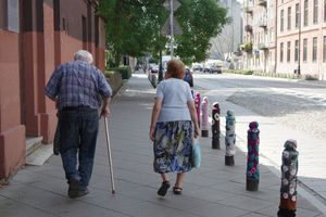 spacerujący emeryci