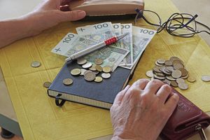 pieniądze liczone przez emerytkę