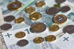 banknoty i monety leżące na stole