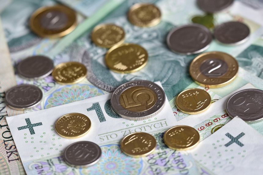 banknoty i monety leżące na stole